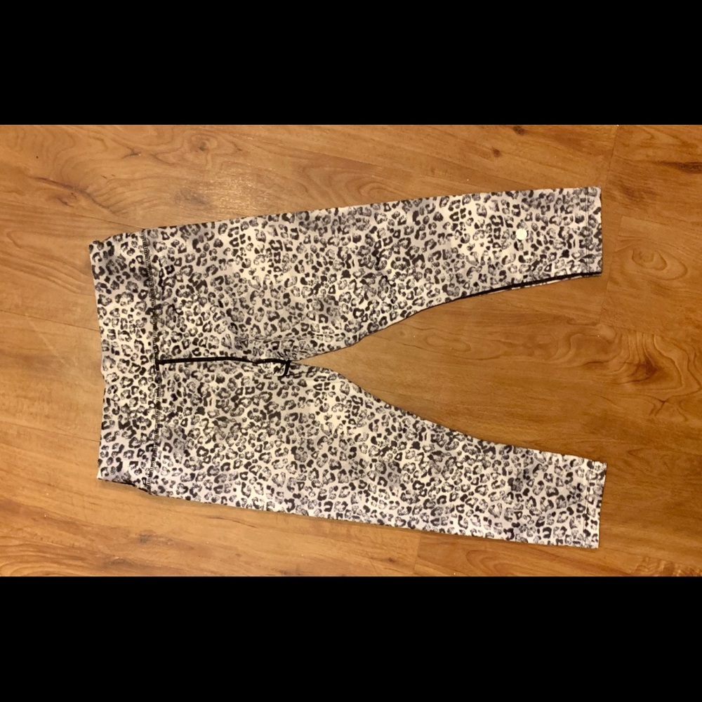 VIE Active Rockell B/W Leopard Leggings Small - Picture 4 of 5
